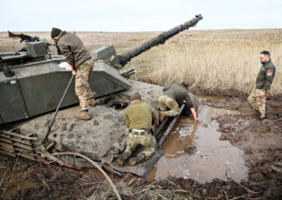 Он явно не для украинских дорог. Британский танк Challenger застрял в луже