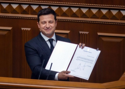 31 марта — день выборов на Украине, но Зеленский их отменил