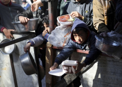 Израиль убил около 100 палестинских беженцев в очереди за гуманитаркой. Евреи отрицают свою причастность к преступлению