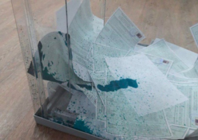 «Они это делают по указанию Юли Навальной». В России прошёл первый день очного голосования с акциями экстремистов