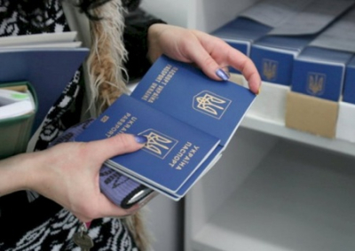 МИД Украины запретил оказывать консульские услуги мужчинам за границей