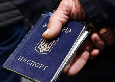 Куда сдавать паспорта? Украинцы на предложение Безуглой лишать уклонистов гражданства