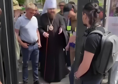 В Черкассах перед зданием суда раскольники ПЦУ устроили «божий суд» митрополиту УПЦ Феодосию