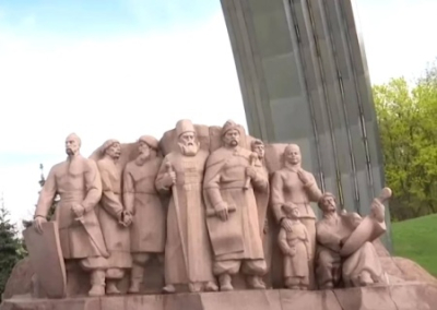 В Киеве снесли памятник участникам Переяславской рады