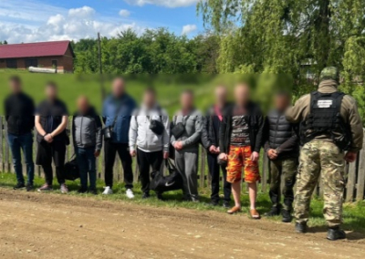 На границе с Румынией задержали забитую уклонистами в три яруса легковушку