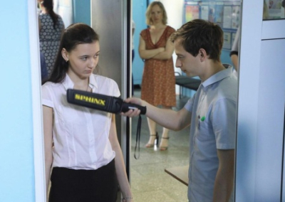 Воронежских школьниц заставили раздеться на улице перед сдачей экзамена