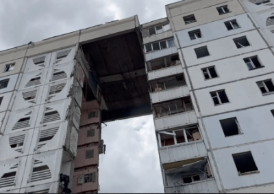 В Белгороде в результате прилёта обрушился подъезд в многоэтажке. Под завалами жильцы дома и спасатели