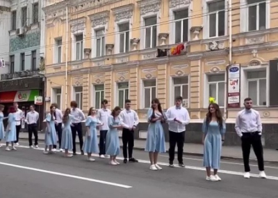 Мухарский увидел в репетиции школьного вальса выпускниками в Харькове призыв «россиянам спасать русский мир»