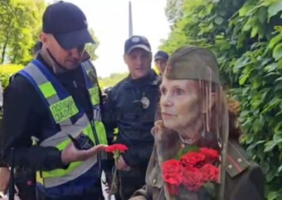 Украинские полицаи не пустили женщину в советской форме возложить цветы к Вечному огню в Киеве