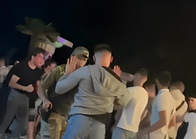 В Аркадии произошла массовая драка одесситов с военными ВСУ, а в центре Одессы украинка нагадила на газон, надругавшись над флагом Украины