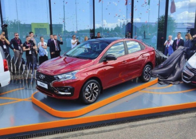 «Чем этот автомобиль отличается от Лады Гранта?» На ПМЭФ-2024 показали новый автомобиль Lada Iskra, разработанный за 23 млрд рублей