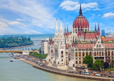Венгрия легализует украинцев с просроченными паспортами