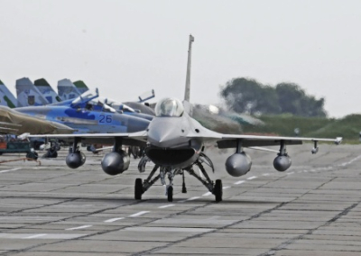 Попытка соскочить? F-16 будут уничтожены по прибытию на Украину, удары по аэродромам ВС РФ уже отрепетировали — западные СМИ