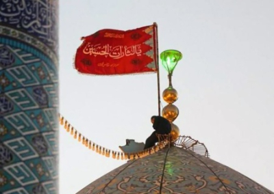 Иран поднял красный флаг мести на куполе мечети Джамкаран