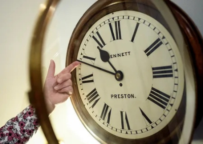 Отмена перевода часов. Черновол прокляла депутатов, а украинцы и ученые просят Зеленского ветировать закон