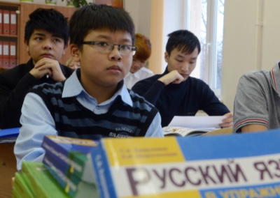 Рособрнадзор: мигранты должны обучать своих детей русскому языку до приезда в Россию