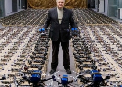 Занимаясь саморекламой, Порошенко сдает забитый дронами офис своей партии