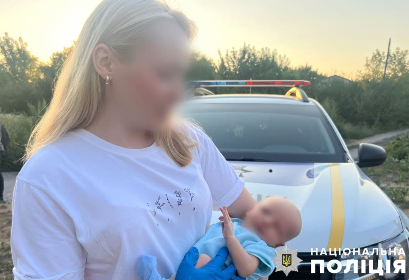 Sohildagi nudistlar jinsiy aloqada bolib, siyishmoqda