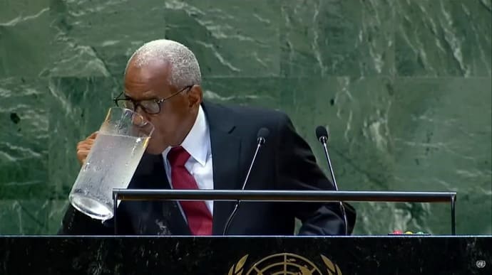 Просто президент Гаити пьющий воду