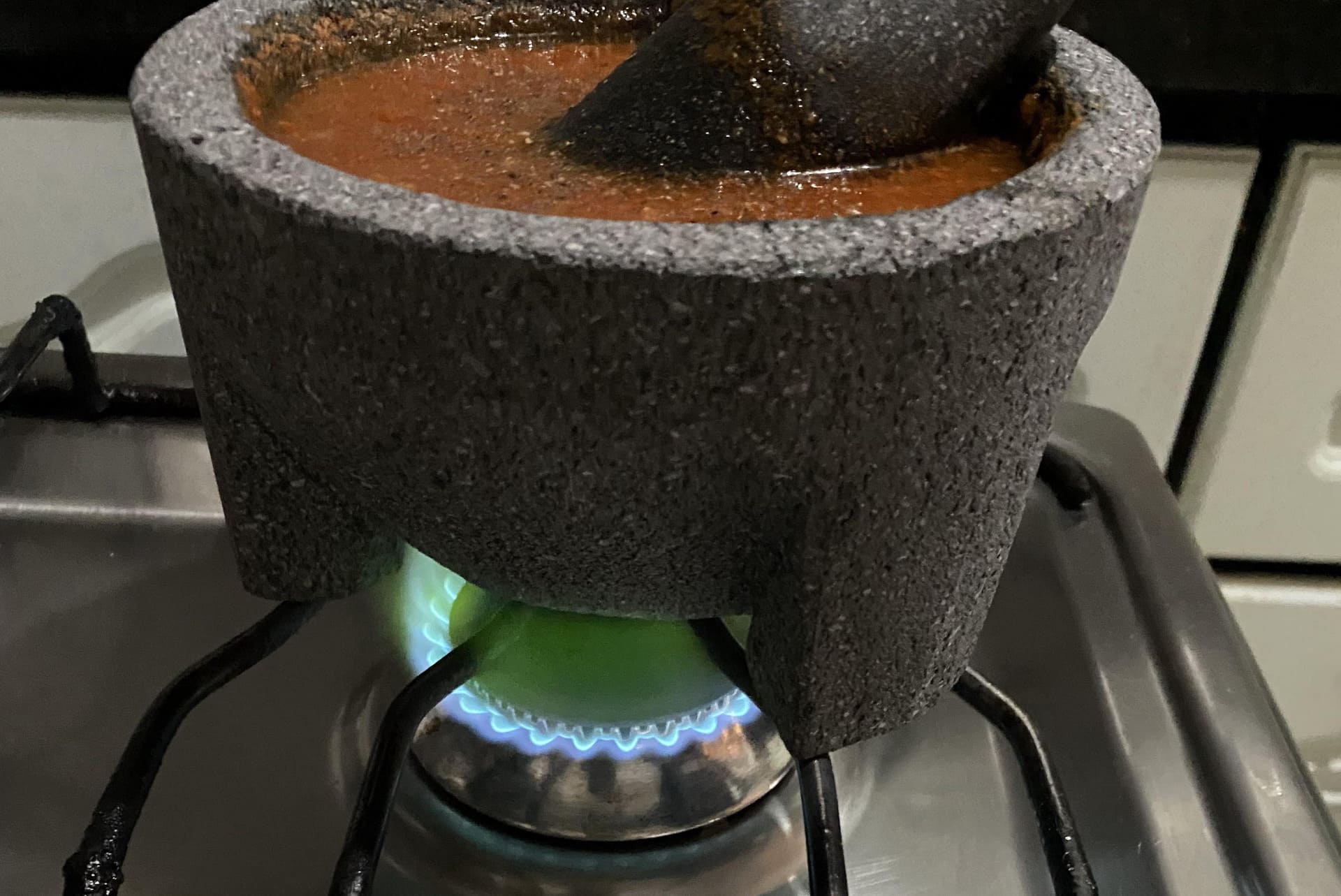 Мама готовила соус в ступке из вулканической породы, и пламя стало зеленым