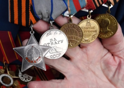 На Украине в рамках «декоммунизации» ветеранам советуют надевать советские награды на внутреннюю часть пиджака, чтобы их не было видно
