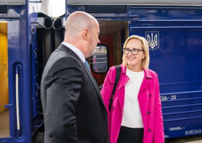 В Киев прибыла временная поверенная США Джули Дэвис вместо посла Бриджит Бринк