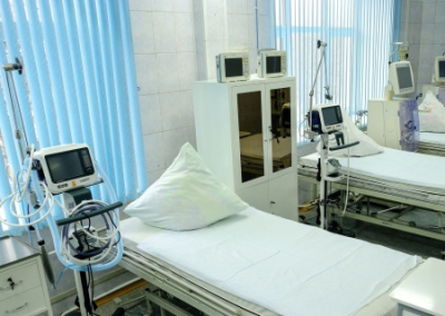 «Он умирает у нас на глазах». Тяжело больной украинец не может получить помощь в Нидерландах