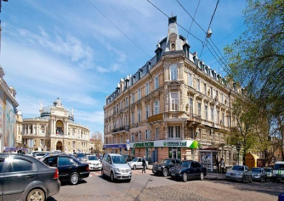 В Одессе демонтаж мемориальной доски перерос в драку декоммунизаторов с горожанами