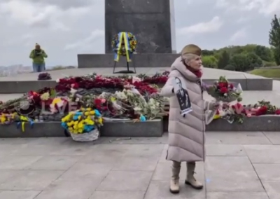 Полицаи киевского режима арестовали женщину, которая пришла возложить цветы к мемориалу Вечной Славы