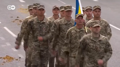 Десяток украинских военных  промаршировали по конскому навозу на параде в Лондоне