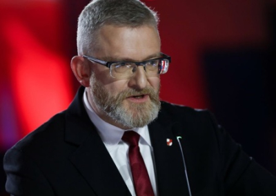 Больше не братья: В Польше помощник депутата принародно снял украинский флаг с ратуши