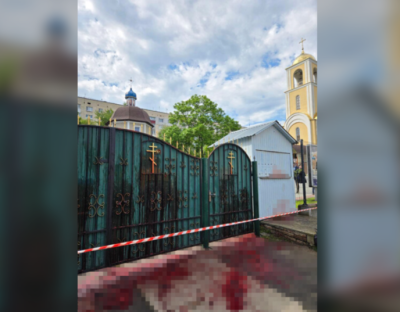 «Позор русскому миру!». В Хмельницком экстремисты сорвали визит митрополита Онуфрия, осквернив врата собора свиной кровью