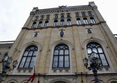 Латыши-русофобы бросили все силы на борьбу с русским языком, задействовав даже банки