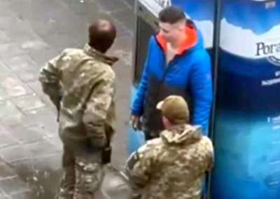 Военкома-людолова, который в Харькове избил учителя, отправили на фронт