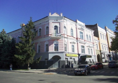 В Харьковской области 56-летнего жителя Купянска, работавшего ночным сторожем в районной администрации под контролем РФ, обвинили в измене родине