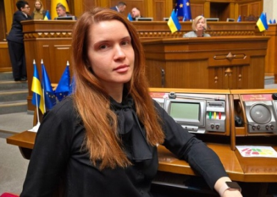 Нардеп Безуглая продолжает требовать отставки Умерова и Сырского