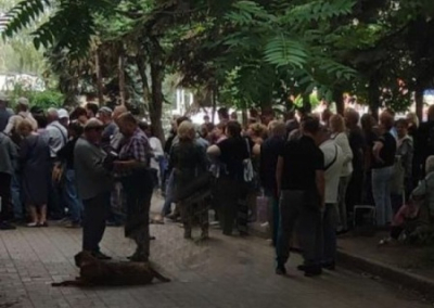 В ДНР огромные очереди в офисы мобильного оператора «Феникс». Пушилин, не решив проблем, уехал в Санкт-Петербург на форум