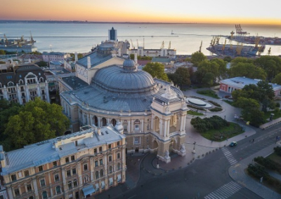 В Одессе военкомы заблокировали автомобиль «пианиста с Ланжерона» с месячным ребёнком. Прибывшего адвоката избили