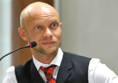 Кавээнщик Хрусталёв устроил пьяные разборки в самолёте