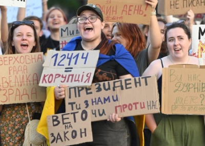 На Украине во многих городах прошли митинги в поддержку НАБУ и САП. В Днепропетровске провели «похороны»