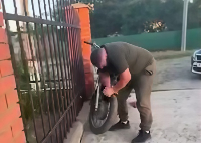 Сотрудник ТЦК обеспечил «тишину» в селе, проколов колеса мотоциклам, по приказу своей матери