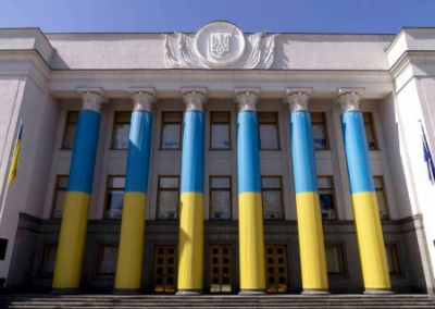 «Все органы власти становятся нелегитимными». Зеленский, нарушая конституцию, меняет правительство