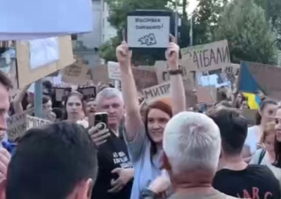 Безуглую с табличкой «Отставка Сырского» со словами «Предательница» выгнали с майдана в Киеве