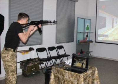 Украинских школьников готовят к войне: в классах дроны, бронежилеты и турникеты