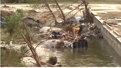 «Сотни людей уже унесло потоками воды». Жители округа в Техасе получили экстренное оповещение о наводнении через 1,5 часа