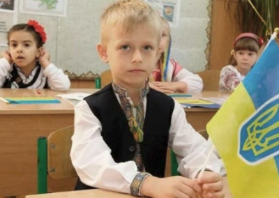 Украинских учеников лишили общения на русском языке, обязав готовиться к фронту со школьной скамьи
