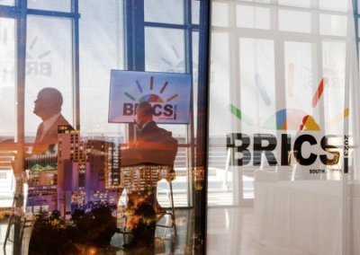 Лавров напомнил об утрате доверия к доллару из-за санкций. Трамп пригрозил ввести пошлины в 10% для поддерживающих БРИКС