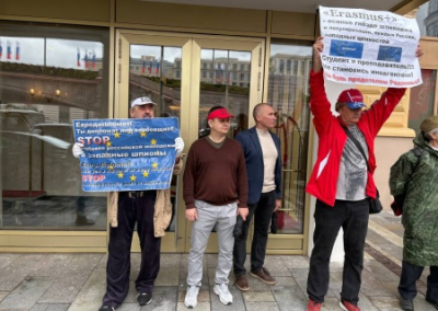 «Не становись иноагентом!» Евросоюз собрал российских студентов, получивших гранты на обучение в Европе