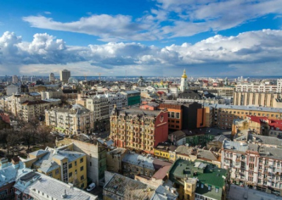 Секретарь Святошинского суда Киева позировала на фоне свастики в компании «азовцев»