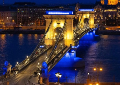 Мэр Будапешта «одел» столицу Венгрии в украинские цвета, вызвав возмущение депутатов Fides